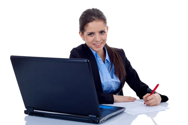 Retrato Uma Mulher Negócios Adorável Trabalhando Sua Mesa Com Laptop — Fotografia de Stock