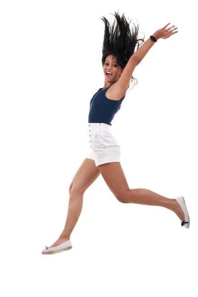 Frau springt mit erhobenen Armen — Stockfoto