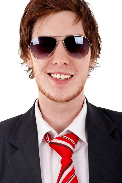 Улыбающийся бизнесмен в солнечных очках — стоковое фото