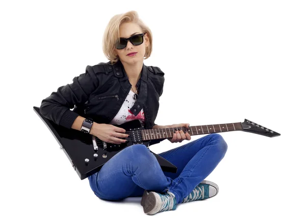 在她的膝盖上玩电吉他的激情摇滚明星 — 图库照片