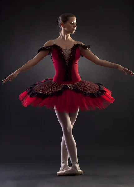 Professionele Balletdanser Met Rode Tutu Poseren Zwarte Achtergrond — Stockfoto