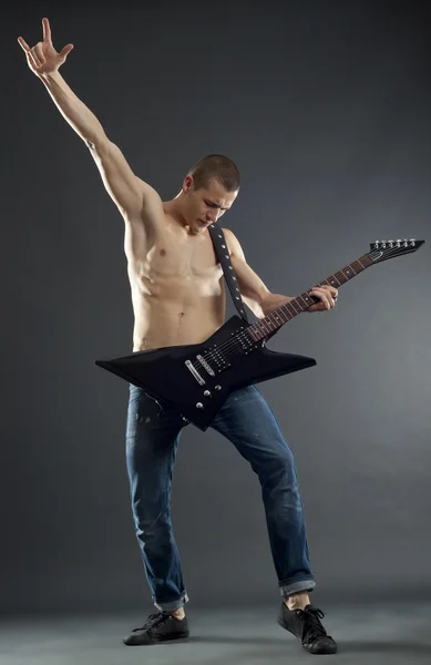 Bonito guitarrista fazendo um gesto de rock — Fotografia de Stock