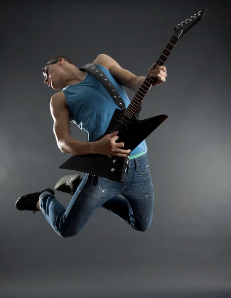 Namiętny Gitarzysta Skacze Powietrzu Czarno — Zdjęcie stockowe
