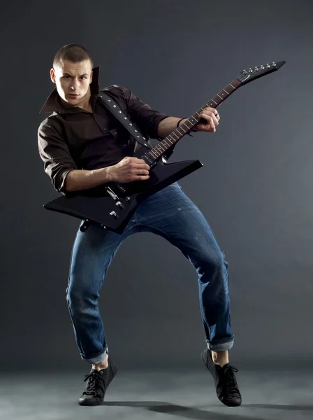 Пристрасний Гітарист Ізольований Темному Фоні — стокове фото