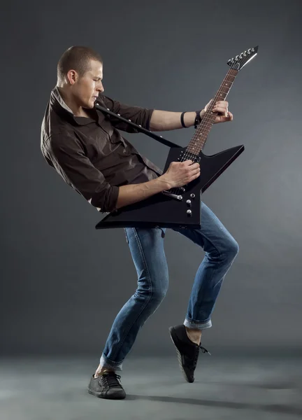 Guitarrista tocando sua guitarra elétrica — Fotografia de Stock