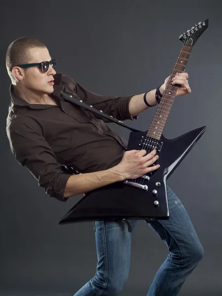 Guitare avec lunettes de soleil — Photo