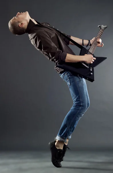 Vášnivé Kytarista Hrát Kytaru Špičkách Tip — Stock fotografie