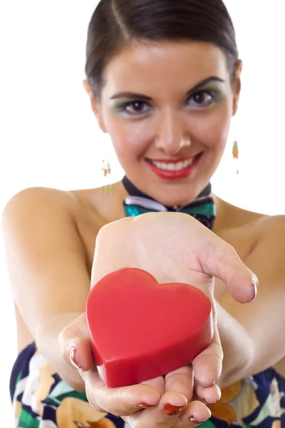 Žena držící velké červené srdce — Stock fotografie
