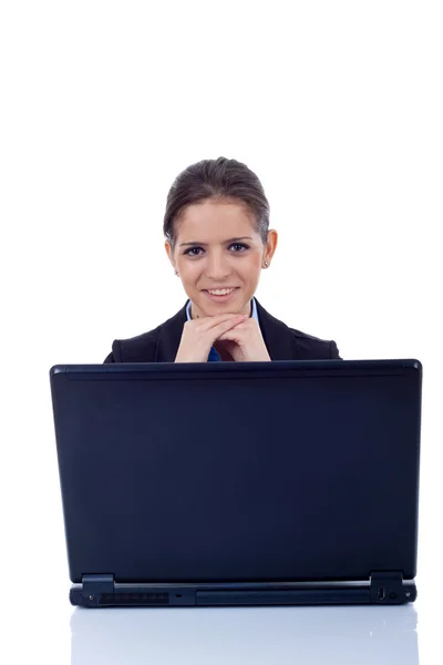 デスクでのノート パソコンで作業の美しいビジネス女性 ロイヤリティフリーのストック写真