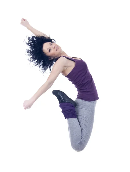 現代的なスタイルのダンサーがスタジオの背景を飛び越えて — ストック写真