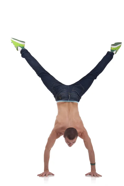Junger Breakdancer zeigt sein Können — Stockfoto