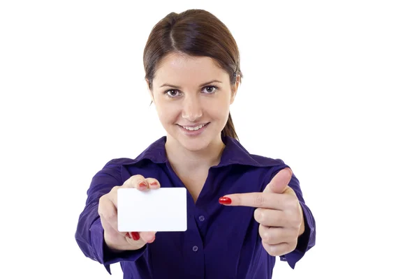 Jovem mulher bonita segurando cartão de visita em branco — Fotografia de Stock