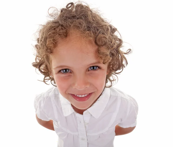 Közeli kép: egy aranyos göndör haj lány mosolyogva — Stock Fotó