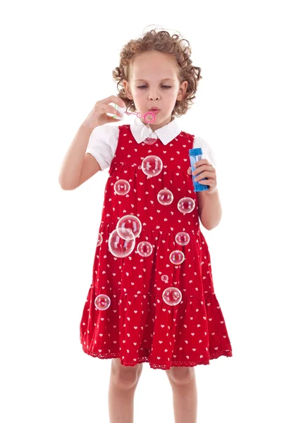 Маленька дівчинка робить водяні кульки , — стокове фото