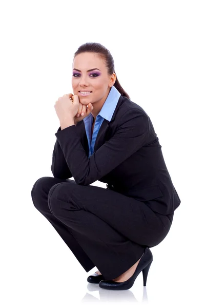 Affärskvinna sitter nonchalant — Stockfoto