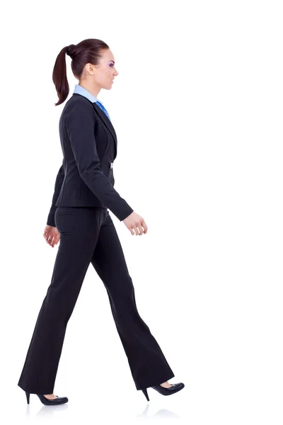 Jovem mulher de negócios está andando — Fotografia de Stock