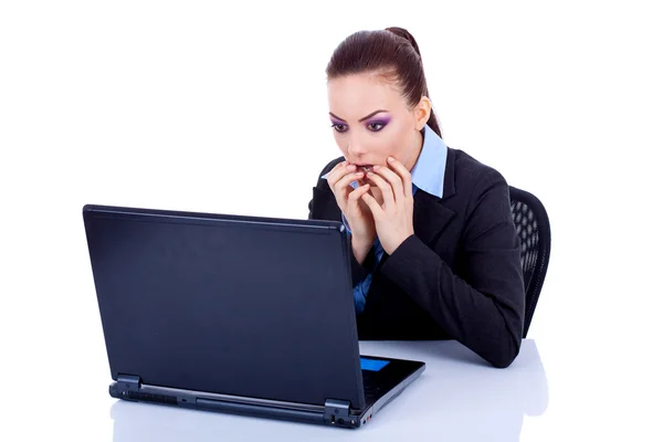 Förvånad affärskvinna på hennes laptop — Stockfoto