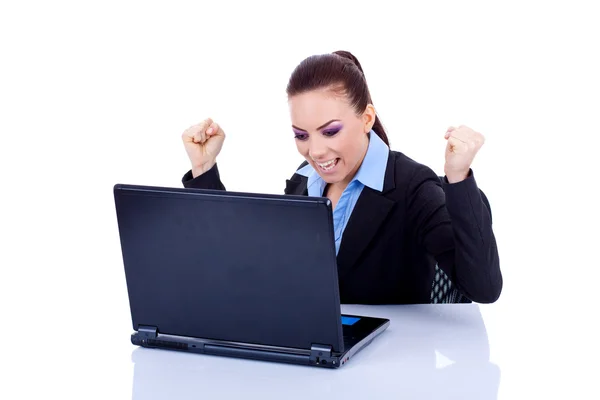 Kvinna i office jubilates vid skrivbord — Stockfoto