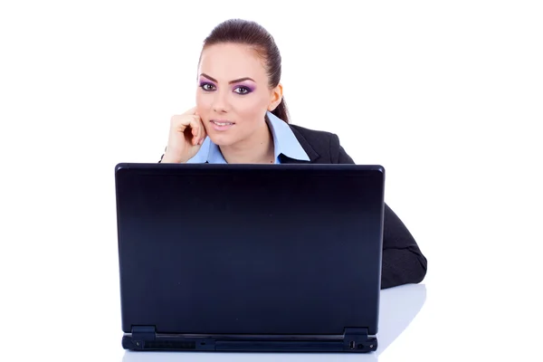 Mulher trabalhando na mesa com laptop — Fotografia de Stock