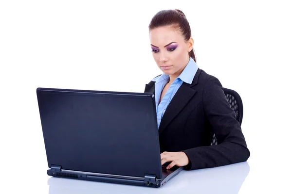 Mulher de negócios usando laptop — Fotografia de Stock