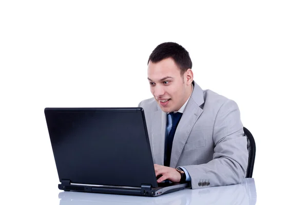 Amased affärsman på sin laptop — Stockfoto