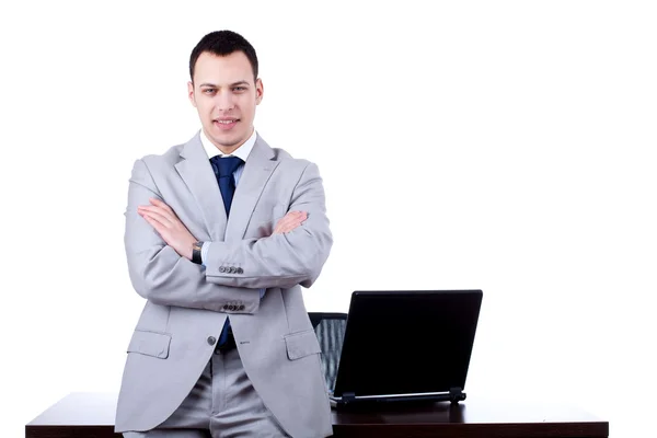 Geschäftsmann stützt sich auf Schreibtisch — Stockfoto