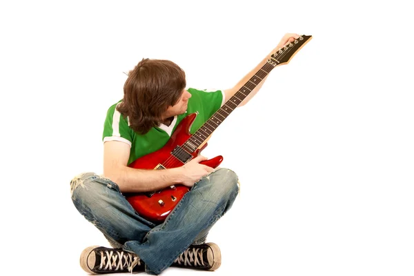 Guitarrista calibrando su guitarra eléctrica — Foto de Stock