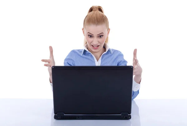 Femme en colère et son ordinateur portable — Photo