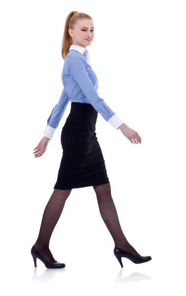 Geschäftsfrau zu Fuß — Stockfoto