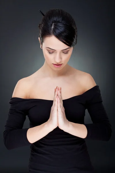 Piękną kobieta modli się — Zdjęcie stockowe