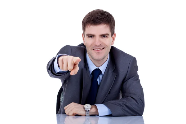 Affärsman på hans skrivbord pekar — Stockfoto