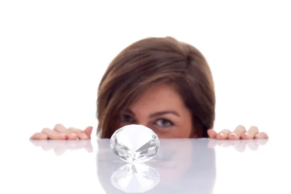 Женщина прячется за бриллиантом — стоковое фото