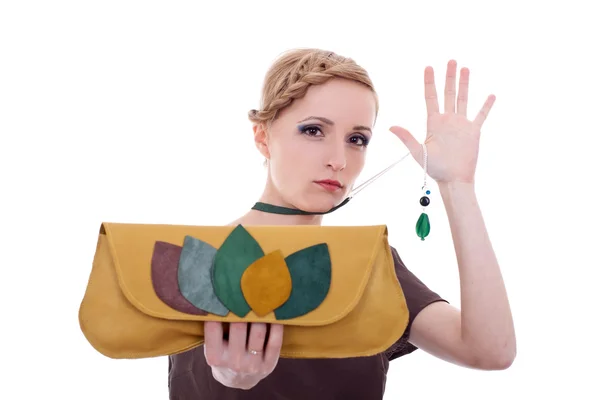 Mode kvinna med handväska och halsband — Stockfoto