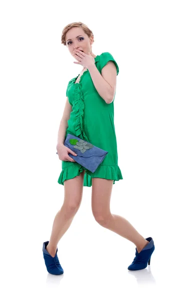 Mujer en vestido verde mostrando un lindo bolso — Stockfoto
