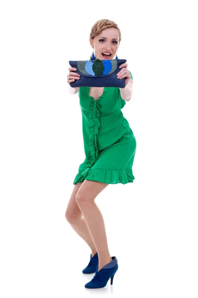 Mulher de vestido verde mostrando uma bolsa agradável — Fotografia de Stock