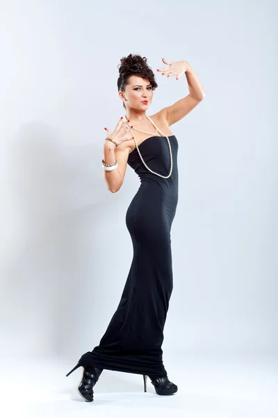 Mujer de moda en vestido negro elegante, tacones altos — Foto de Stock