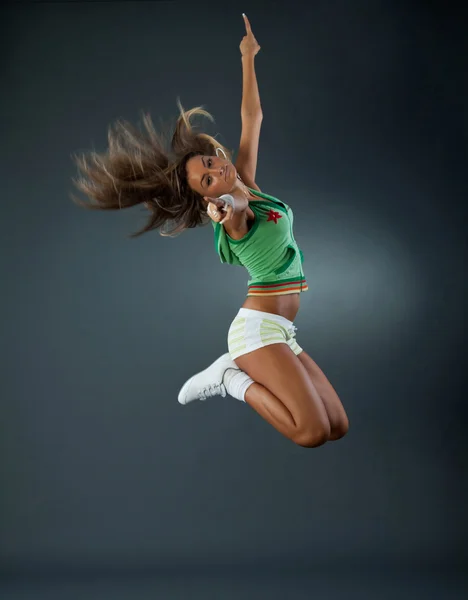 跳跃的年轻女舞 — 图库照片