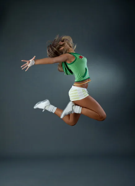 Moderno bailarino de balé pulando — Fotografia de Stock