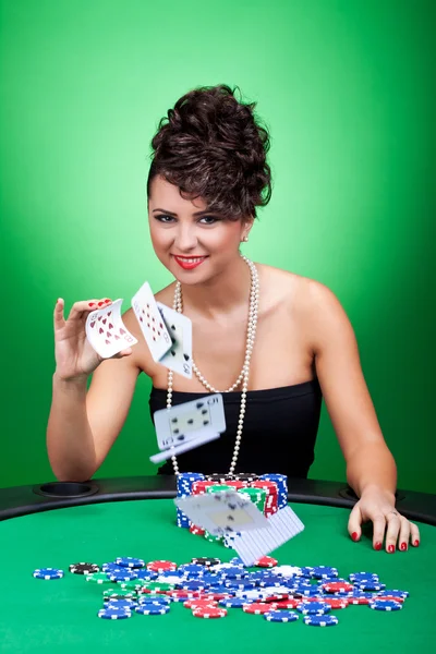 Vrouw spelen met de kaarten — Stockfoto