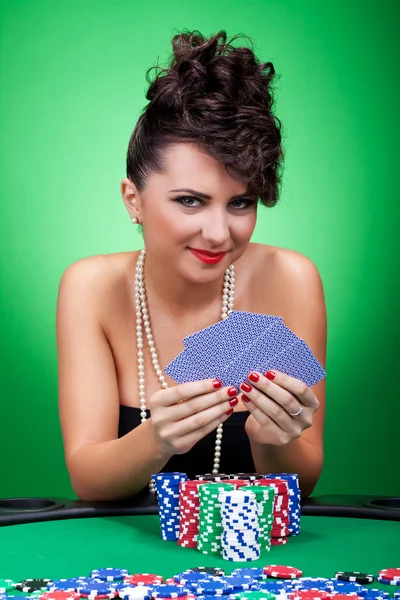 Femme jouant au poker — Photo