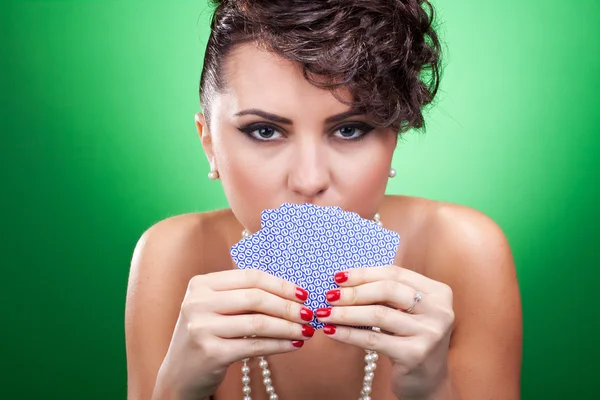 Sexy mulher segurando cartões — Fotografia de Stock