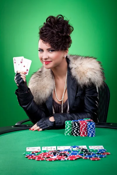 Frau gewinnt mit zwei Assen im Casino — Stockfoto