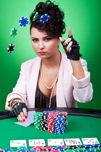 Mulher com cara de poker fazendo uma aposta — Fotografia de Stock