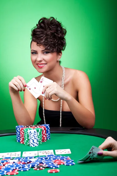 Frau gewinnt ein großes Pokerblatt — Stockfoto