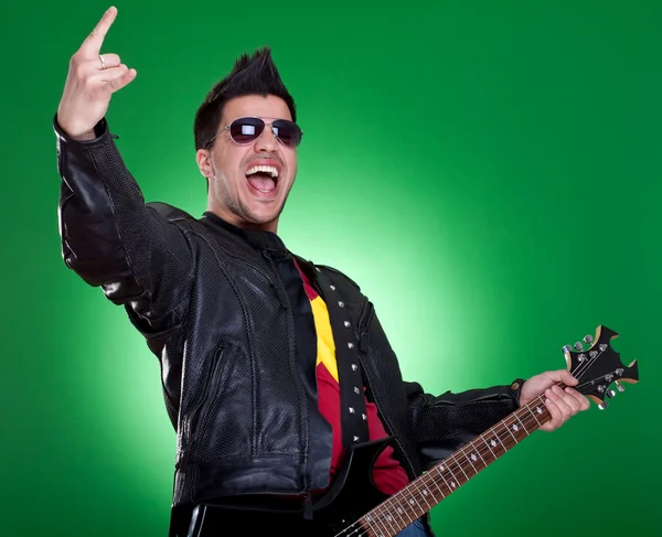 ロックン ロールのジェスチャーを作るギタリスト — ストック写真