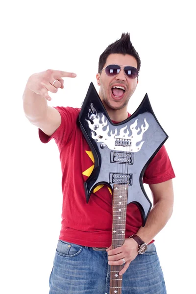 Гитарист делает рок-знак — стоковое фото