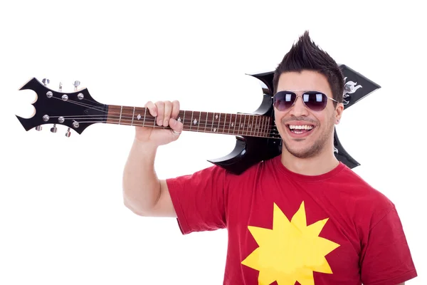 Gitarrist med sin gitarr på axel — Stockfoto