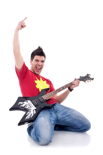 Musicista che suona la chitarra in ginocchio — Foto Stock