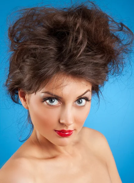 Vacker kvinna med galen frisyr — Stockfoto