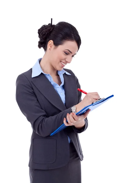 Mujer de negocios escribiendo en un portapapeles — Foto de Stock